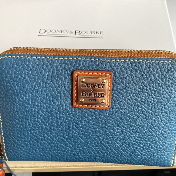 NWT- Dooney & Bourke Pebble Leather Medium Zip Around Wallet, Jeans - Picture 6 of 9